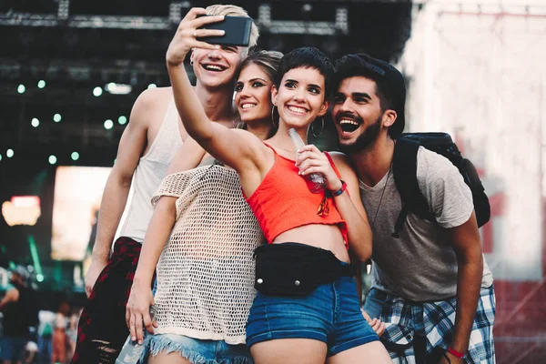 Felices Jóvenes Amigos Tomando Selfie Festival Música — Foto de Stock