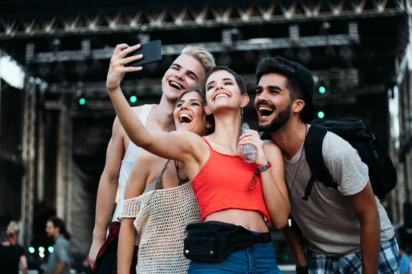 Jovens Amigos Felizes Tirando Selfie Festival Música — Fotografia de Stock