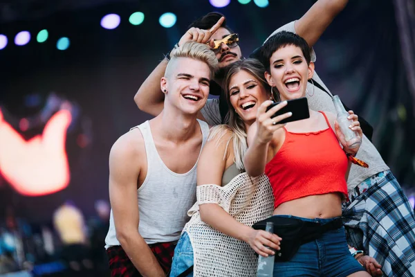 Glückliche Junge Freunde Machen Selfie Bei Musikfestival — Stockfoto