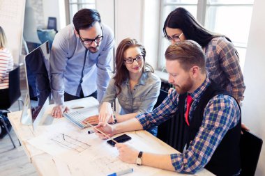 Ofiste tartışan genç çekici Mimarlar resmini