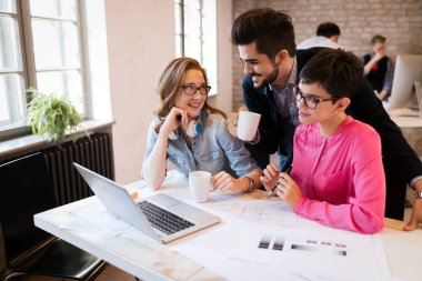 Ofiste tartışan genç çekici Mimarlar resmini