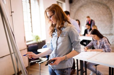 Genç güzel mimar Ofis Toplantı, sunum hazırlama