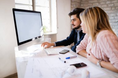 Ofiste tartışan genç çekici Mimarlar resmini