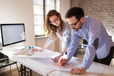 Ofiste tartışan genç çekici Mimarlar resmini