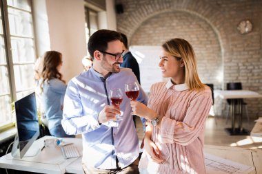 Grup başarılı Mimarlar ofiste birlikte kutluyor