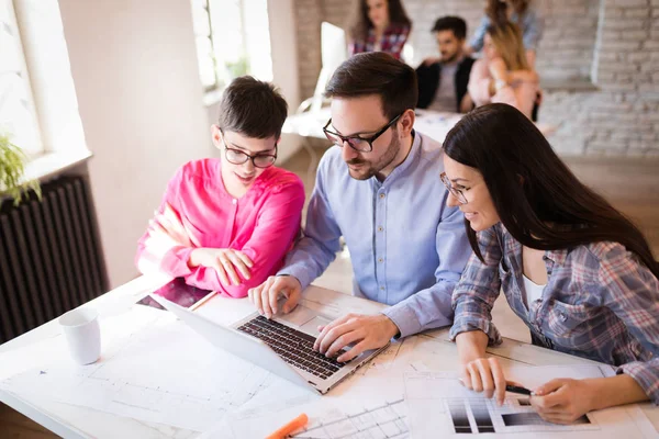 Image Jeunes Architectes Attrayants Discutant Dans Bureau — Photo