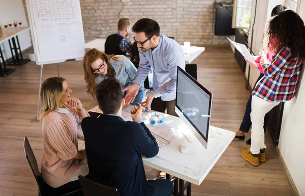 Bild Unga Attraktiva Arkitekter Diskuterar Office — Stockfoto