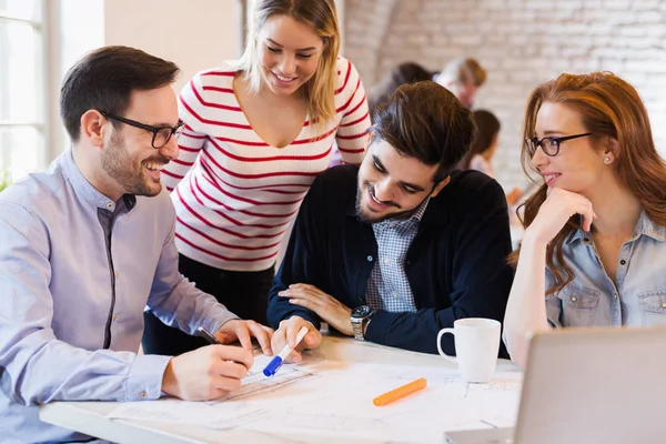 Imagen Jóvenes Arquitectos Atractivos Discutiendo Oficina — Foto de Stock