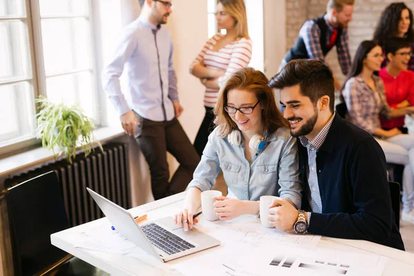 Imagen Jóvenes Arquitectos Atractivos Discutiendo Oficina — Foto de Stock