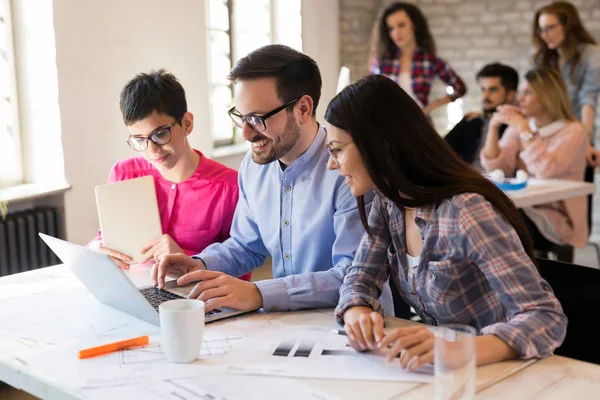 Immagine Giovani Architetti Attraenti Che Discutono Ufficio — Foto Stock