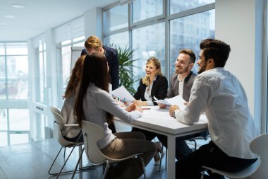 Ofisteki projede işbirliği yapan bir grup iş adamı