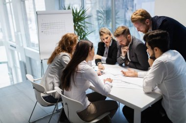 Takım birlikte Office proje üzerinde çalışan mimarlar
