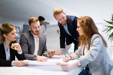 Birlikte modern ofiste çalışan iş muhasebeciler