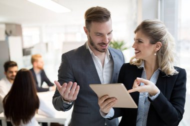 İş yerinde çalışan iş adamları