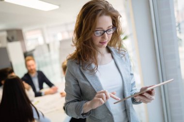 İşkadını tablet bilgi teknolojisi işyerinde kullanma