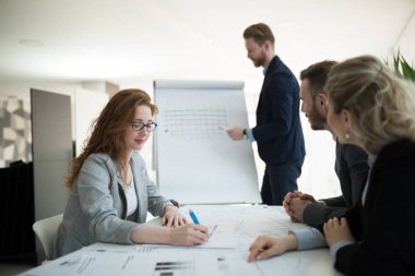 Sunum sırasında konferans salonunda iş arkadaşları