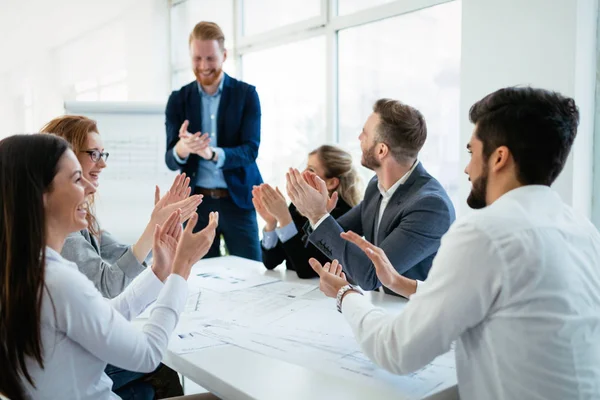 Glada Affärsmän Firar Framgång Företaget — Stockfoto