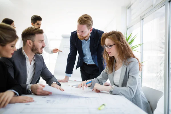 Jeunes Gens Affaires Intelligents Réunissant Dans Bureau Affaires Moderne — Photo