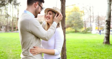 Mutlu çifte sarılma ve açık gülümseyen aşık