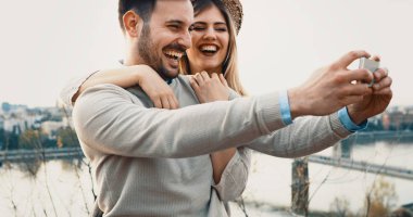 Turist Çift seyahat ederken selfies alarak aşık