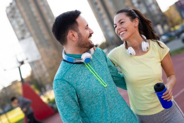 Yakışıklı ve çekici kadın sahada söz