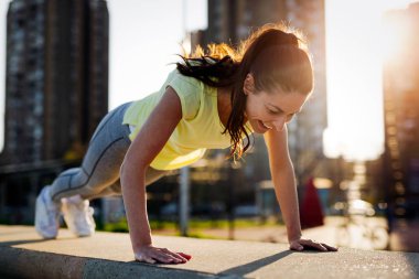 Genç güzel sporcumuz germe ve çalıştırmaya hazırlanma.