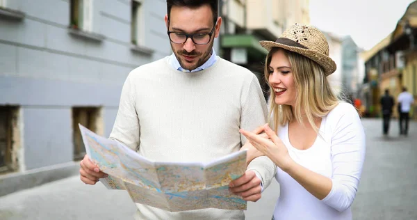 Feliz Casal Turístico Apaixonado Por Mapa Viajando Livre — Fotografia de Stock