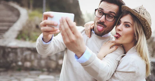 Pareja Turistas Enamorados Tomando Selfies Mientras Viajan — Foto de Stock