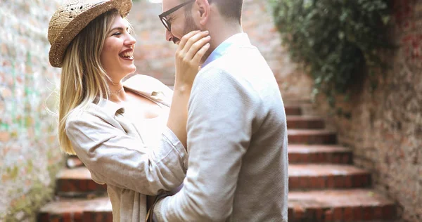 Joven Feliz Joven Pareja Está Disfrutando Fuera —  Fotos de Stock