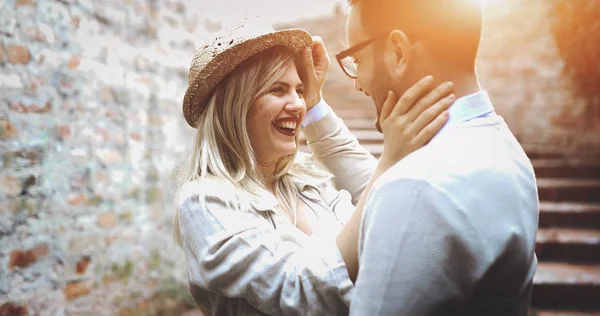 ロマンチックなカップルは日没時に市のキス — ストック写真