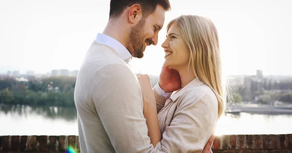 Glückliches Verliebtes Paar Lächelt Und Dating Freien — Stockfoto