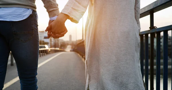 Happy Cute Couple Holding Hands Sunset — Stock Photo, Image