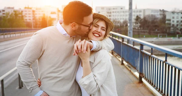 Paar Zoenen Dating Brug Tijdens Zonsondergang — Stockfoto
