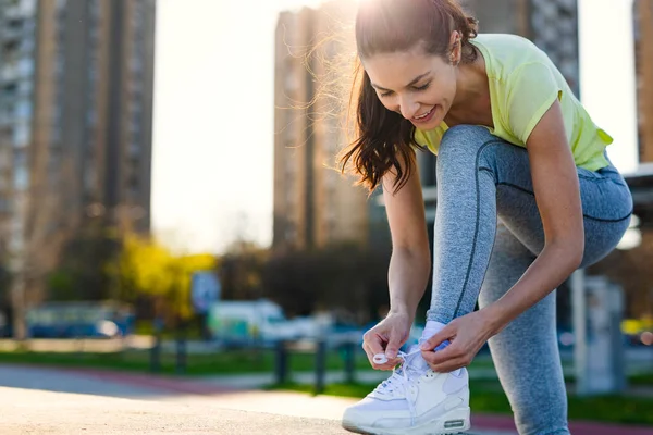 Joven Deportista Hermosa Estirándose Preparándose Para Correr —  Fotos de Stock