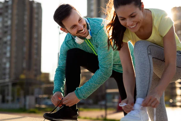 Mutlu Arkadaşlar Spor Yaparken Dışarıda Aktif Sağlıklı Bir Yaşam Sürerler — Stok fotoğraf