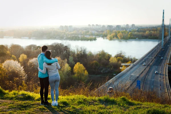 Feliz Joven Pareja Deportiva Compartiendo Momentos Románticos Naturaleza — Foto de Stock