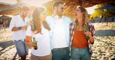 Mutlu arkadaş parti ve having fun plaj yaz