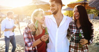 Sahilde bir parti arkadaş grubu