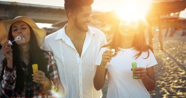 Gülüyor ve açık havada gülümseyen güzel mutlu arkadaşlar