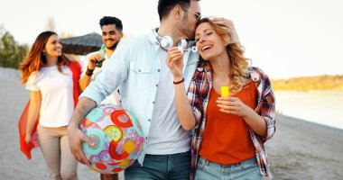 Arkadaş grubu kaygısız hafta sonu. Bir grup genç neşeli insan birbirine bağlar ve gülümseyen