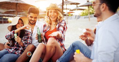 Yaz, tatil, tatil ve mutluluk kavramı - arkadaş grubu