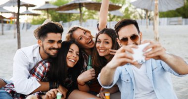 Mutlu genç insanlar selfies alarak ve having fun