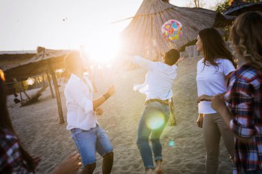 Yaz, tatil, tatil ve mutluluk kavramı - arkadaş grubu