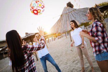 Arkadaş grubu kaygısız hafta sonu. Bir grup genç neşeli insan birbirine bağlar ve gülümseyen
