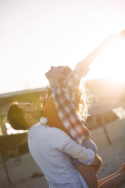 Pareja Feliz Sonriendo Divirtiéndose Playa — Foto de Stock