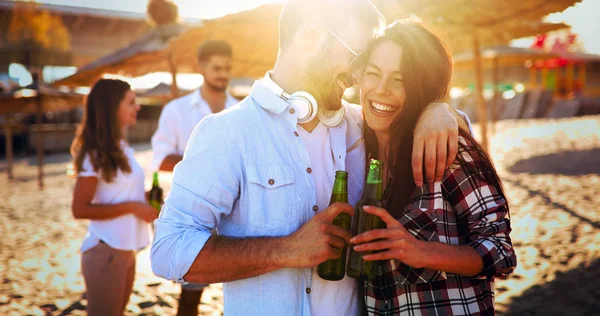 Felice Giovane Coppia Sorridente Bere Birra Spiaggia — Foto Stock