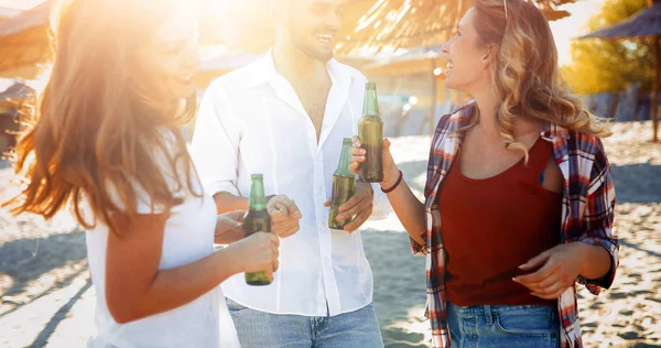 Grupp Glada Vänner Festa Stranden Och Kul — Stockfoto