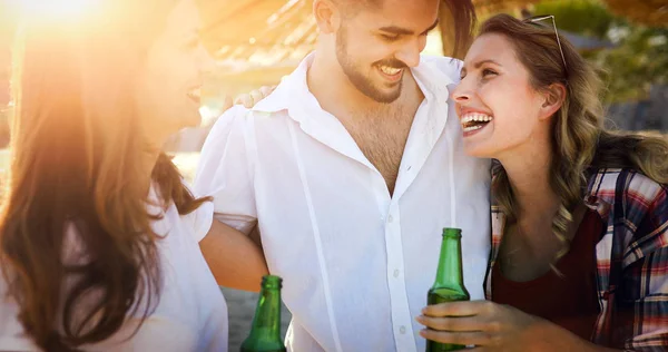 Pareja Joven Está Tomando Bebidas Playa Disfrutando Vacaciones — Foto de Stock