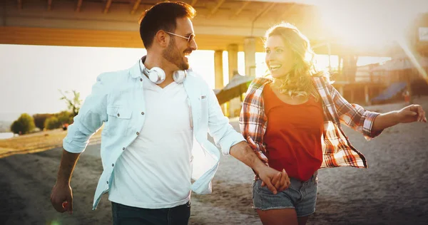 Pareja Feliz Sonriendo Divirtiéndose Playa —  Fotos de Stock