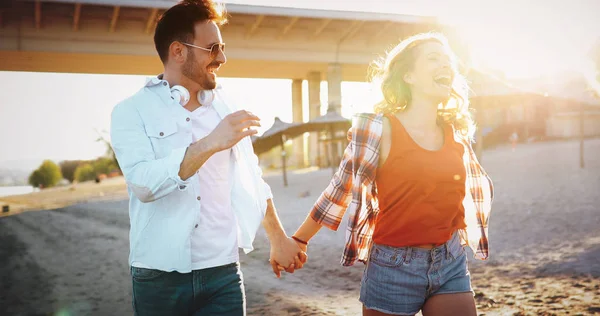 Gelukkige Paar Glimlachend Plezier Tijd Strand — Stockfoto